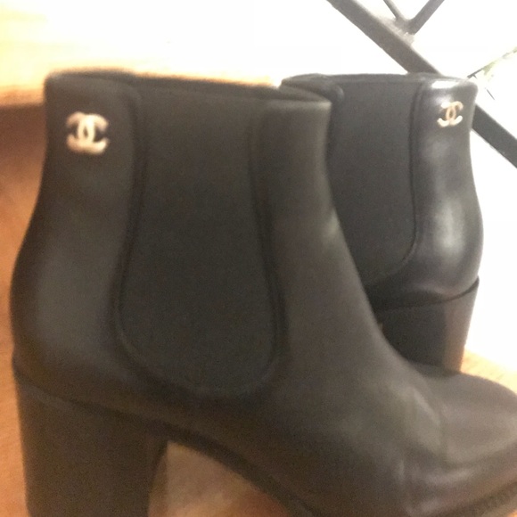 Chanel black leather bootie - Picture 2 of 2